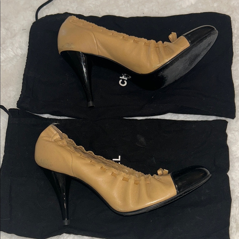 CHANEL Tan and Black Cap Toe Flats - Picture 2 of 9